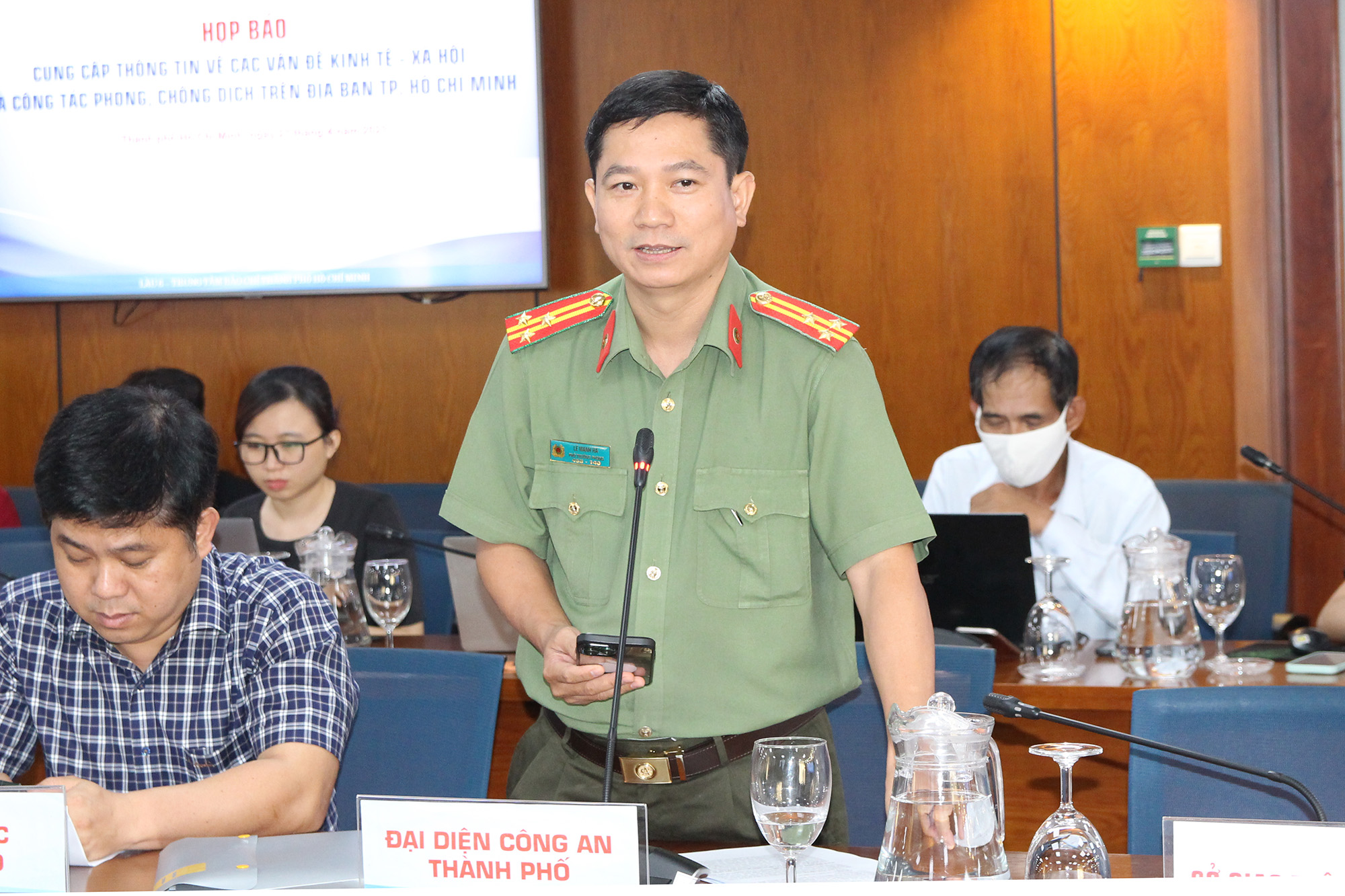 Đồng chí Lê Mạnh Hà, Phó Trưởng Phòng Tham mưu Công an Thành phố phát biểu tại buổi họp báo (Ảnh: H.Hào).